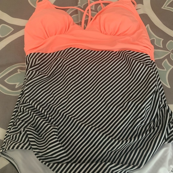 Cupshe L bathing suit. NWT. - Picture 2 of 4